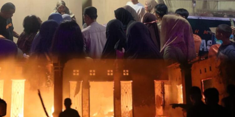 Bupati Iskandar Kamaru Turun Langsung Tangani Kebakaran Rumah di Desa Toluaya 