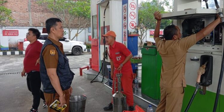 Disdagkop-UKM Kotamobagu Pastikan Takaran BBM Akurat Lewat Tera Ulang di SPBU Moyag