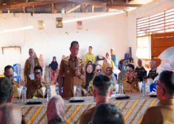 Wali Kota Weny Gaib Pimpin Penyaluran Bantuan bagi Korban Banjir di Desa Solimandungan ‎