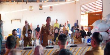 Wali Kota Weny Gaib Pimpin Penyaluran Bantuan bagi Korban Banjir di Desa Solimandungan ‎