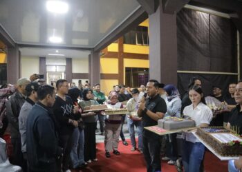 Wali Kota Kotamobagu Pimpin Pemberian Ucapan Selamat Ulang Tahun kepada Kapolres