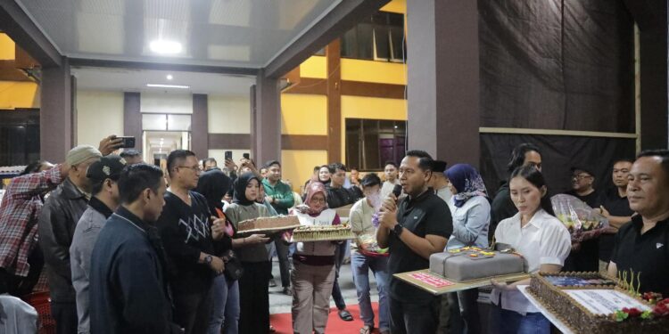 Wali Kota Kotamobagu Pimpin Pemberian Ucapan Selamat Ulang Tahun kepada Kapolres