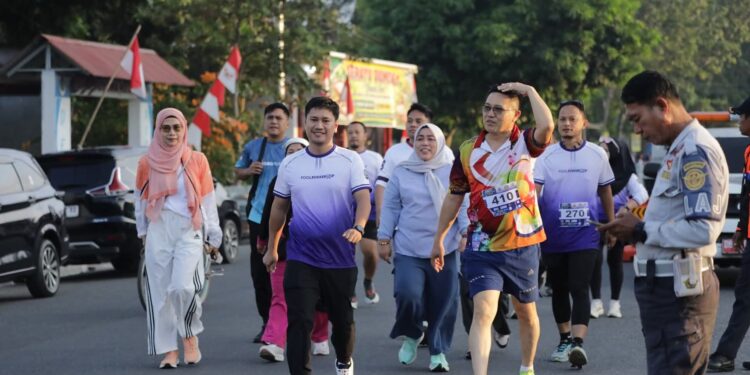 KOTAMOBAGU – Wakil Wali Kota Kotamobagu, Rendy Virgiawan Mangkat, S.H., M.H., menghadiri sekaligus melepas peserta POCIL Merdeka Run yang dipusatkan di Lapangan Garuda Utama, Desa Poyowa Kecil, Kecamatan Kotamobagu Selatan.  Kehadiran Wakil Wali Kota dalam kegiatan tersebut menjadi bentuk dukungan Pemerintah Kota Kotamobagu terhadap berbagai kegiatan positif yang melibatkan generasi muda, khususnya dalam membangun semangat kebersamaan serta menumbuhkan pola hidup sehat melalui olahraga.  Dalam kesempatan tersebut, Rendy memberikan apresiasi kepada panitia dan seluruh pihak yang telah berpartisipasi dalam pelaksanaan POCIL Merdeka Run. Menurutnya, kegiatan olahraga seperti ini tidak hanya menjadi ajang untuk menjaga kebugaran, tetapi juga dapat mempererat silaturahmi dan membangun semangat persatuan di tengah masyarakat.  “Pemerintah Kota Kotamobagu tentu sangat mendukung kegiatan-kegiatan positif seperti ini. Selain menjaga kesehatan, kegiatan ini juga menjadi ruang bagi kita untuk memperkuat kebersamaan dan semangat kemerdekaan,” ujar Rendy.  Ia juga mengajak seluruh peserta untuk mengikuti kegiatan dengan penuh semangat serta tetap mengedepankan sportivitas dan keselamatan selama berlangsungnya perlombaan.  Rendy berharap POCIL Merdeka Run dapat menjadi kegiatan yang memberikan manfaat bagi masyarakat sekaligus mendorong semakin tumbuhnya minat terhadap olahraga di Kota Kotamobagu.  Kegiatan tersebut berlangsung dalam suasana penuh antusiasme. Para peserta tampak bersemangat mengikuti rangkaian kegiatan hingga pelepasan peserta untuk memulai perlombaan.