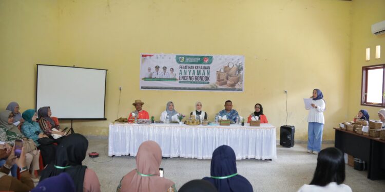 Pelatihan Anyaman Eceng Gondok di Kotamobagu Resmi Ditutup