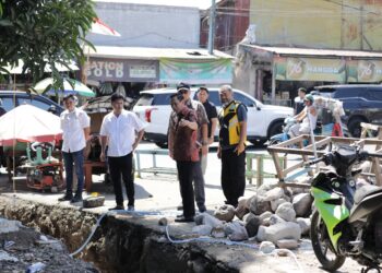 Weny-Rendy Pantau Langsung Pembangunan Infrastruktur di Sejumlah Lokasi