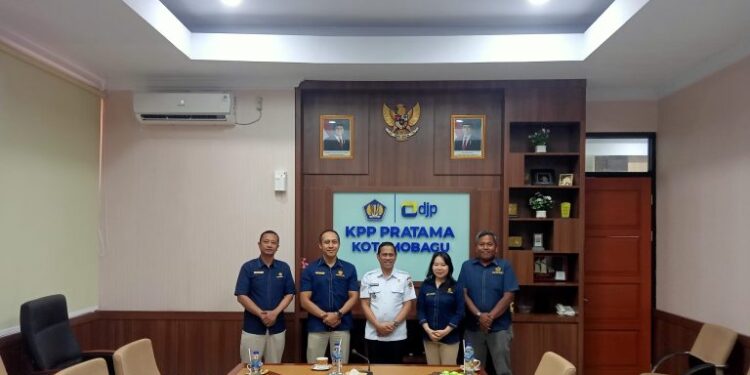 Kunjungi KPP Pratama, Weny Gaib Ajak Warga Taat Pajak